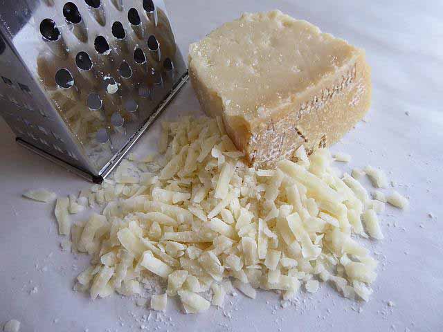 cheese grater in german: käsereibe